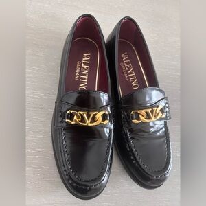 VLOGO CHAIN CALFSKIN LOAFER
